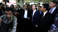 Jokowi dan Zuckerberg melakukan kunjungan singkat di pusat grosir dan disambut para pengunjung. Agung Pambudhy/detikcom.
