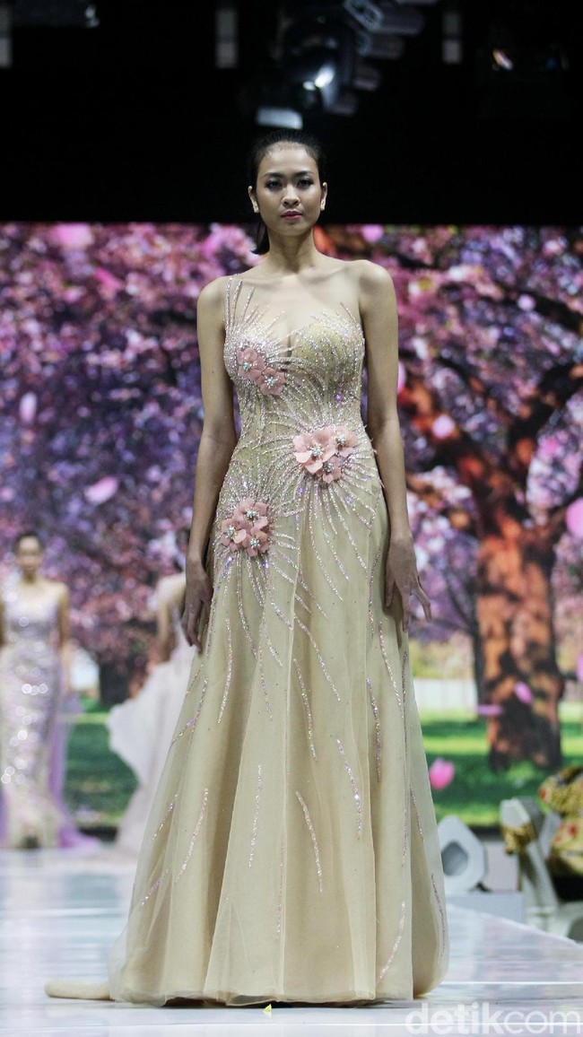 Fashion show Misan Kopaka menampilkan koleksi busana yang bertemakan Mystical Spring Secret’ di Holiday Inn, Kemayoran, Jakarta, Jumat (23/2/2018). (Foto: Mohammad Abduh/Wolipop)