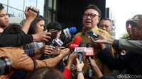 Ada beberapa calon kepala daerah di pilkada serentak 2018 yang menjadi tersangka kasus korupsi. Tjahjo Kumolo menyebut para calon kepala daerah itu masih bisa berkompetisi di pilkada.