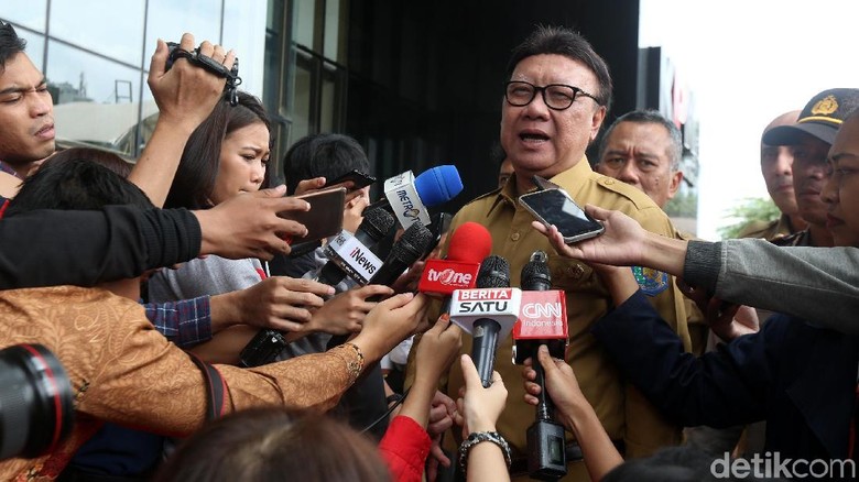 Zumi Zola Ditahan KPK, Tjahjo Kumolo: Saya Sedih, Dia Masih Muda Zumi Zola Ditahan KPK, Tjahjo Kumolo: Saya Sedih, Dia Masih Muda