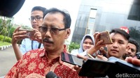 Cipto Wiyono memberikan keterangan kepada awak media sebelum meninggalkan gedung KPK.