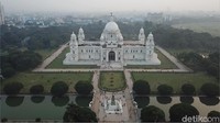Traveler bisa rehat sejenak di taman bunga indah. Sayangnya, tidak boleh memotret di dalam bangunan kecuali dengan izin resmi (Fuad Fariz/detikTravel)