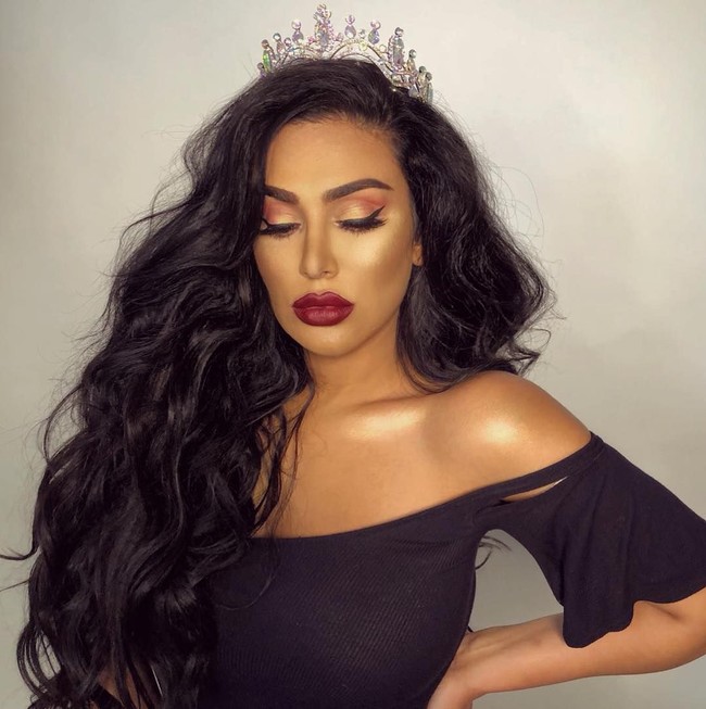 Setelah mem-posting alis berbentuk buntut ikan tersebut, banyak orang yang membuat alis seperti itu. Padahal faktanya, ibu satu anak itu tidak membuat alisnya secara nyata.  Foto: Instagram