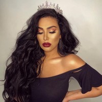 Setelah mem-posting alis berbentuk buntut ikan tersebut, banyak orang yang membuat alis seperti itu. Padahal faktanya, ibu satu anak itu tidak membuat alisnya secara nyata.  Foto: Instagram