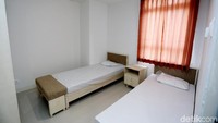 Jokowi juga memastikan tak akan ada keluhan lagi bagi atlet yang berpostur tinggi soal tempat tidur. Ada tempat tidur yang sudah dipasangi bangku tambahan.