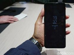 Menggenggam Galaxy S9 dan S9+ yang Menawan