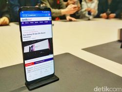 Menggenggam Galaxy S9 dan S9+ yang Menawan