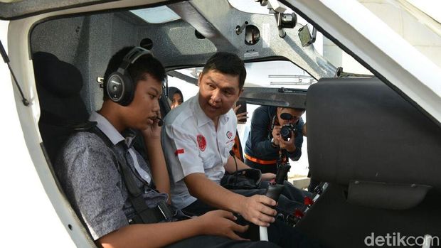 Helmi diajak mengudara menggunakan pesawat milik TNI AU di atas langit Kota Yogyakarta. 