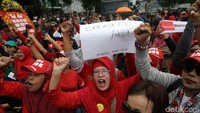 Massa pro Ahok juga orasi meminta Ahok dibebaskan.