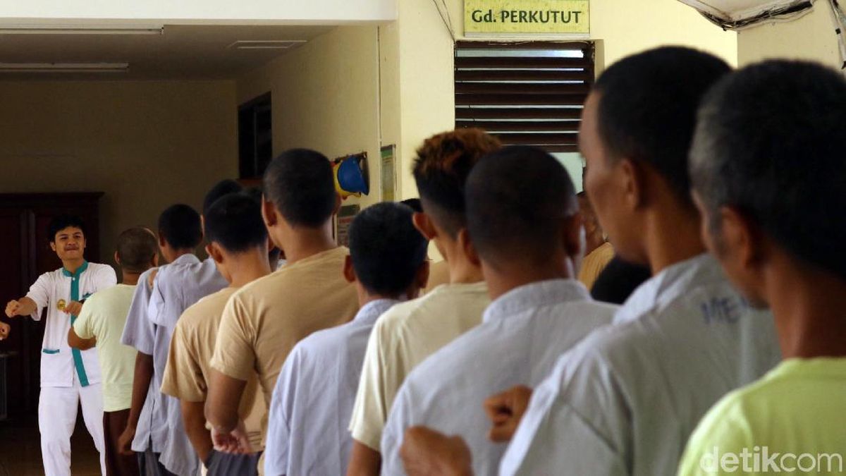 Yalangoch qizlar tibbiy korikdan otayotgan videoni tomosha qiling. Neylonlarda ruscha jinsiy aloqa