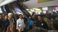 Lagarde juga membeli baju koko berwarna biru untuk suaminya. Hendra Kusuma/detikcom.