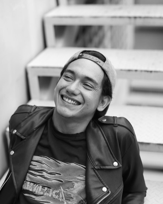 Adipati sendiri berbeda usia dengan Iqbaal Ramadhan. Adipati berusia 26 tahun, sementara Iqbaal 18.  Foto: dok. Instagram