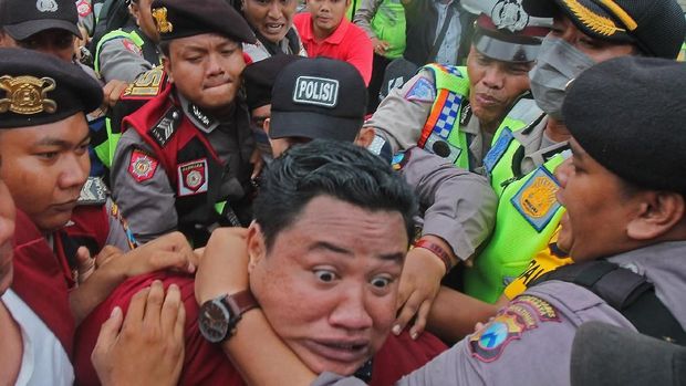 Polisi bertindak karena mahasiswa memblokade jalan yang merugikan masyarakat