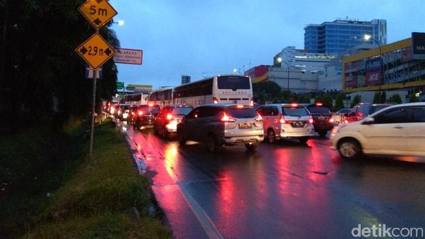 Pagi-pagi Buta, Tol Bekasi Arah Jakarta Sudah Macet