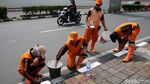 Pasukan Oranye Percantik Trotoar Jalan Rasuna Said