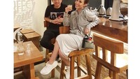 Mampir ke coffee shop, wanita 33 tahun ini tak lupa foto ala anak muda kekinian. Tentunya sambil membawa segelas kopi enak. Slurrpp! Foto: Instagram mrsayudewi
