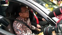 Tak ketinggalan, Menteri Sekretaris Negara Pratikno juga mencoba mobil listrik ini.