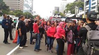 Sementara massa pro Ahok tampak mengenakan pakaian serba merah (Foto: Samsudhuha Wildansyah/detikcom)
