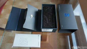 Lalu barulah satu buah ponsel Galaxy S9 dengan bentangan layar 5,8 inch yang dilapisi dengan plastik. (Foto: detikINET/Rachmatunnisa)