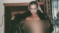 Seperti Kim yang menunjukan bagian dadanya tersebut belum lama ini. (Dok. Instagram/kimkardashian)
