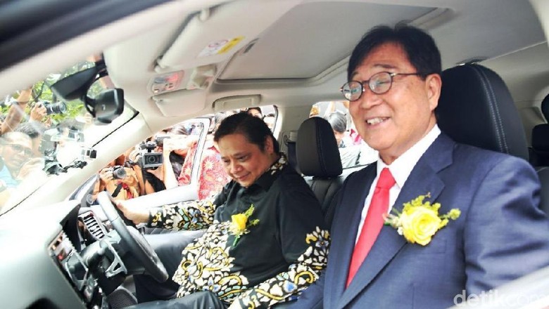 Menperin menjajal mobil Outlander PHEV dengan CEO Mitsubishi Osamu Masuko (Foto: Mitsubishi) Menperin menjajal mobil Outlander PHEV dengan CEO Mitsubishi Osamu Masuko (Foto: Mitsubishi)