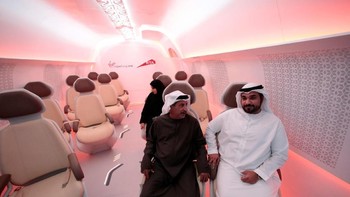 Rombongan pemerintahan Uni Emirat Arab terlihat tengah mencicipi prorotipe dari kereta kapsul ini. (Foto: Reuters)