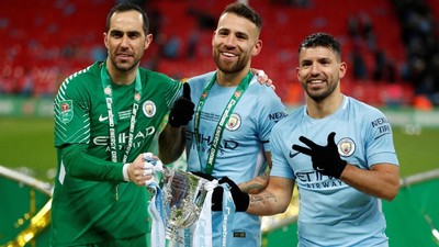 Foto: City Angkat Trofi Pertamanya Musim Ini