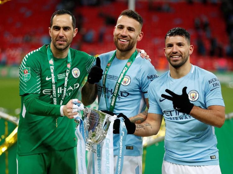 Foto: City Angkat Trofi Pertamanya Musim Ini