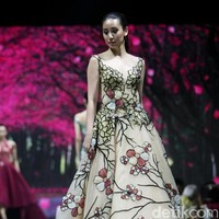 Fashion show Misan Kopaka menampilkan koleksi busana yang bertemakan Mystical Spring Secret’ di Holiday Inn, Kemayoran, Jakarta, Jumat (23/2/2018). (Foto: Mohammad Abduh/Wolipop)