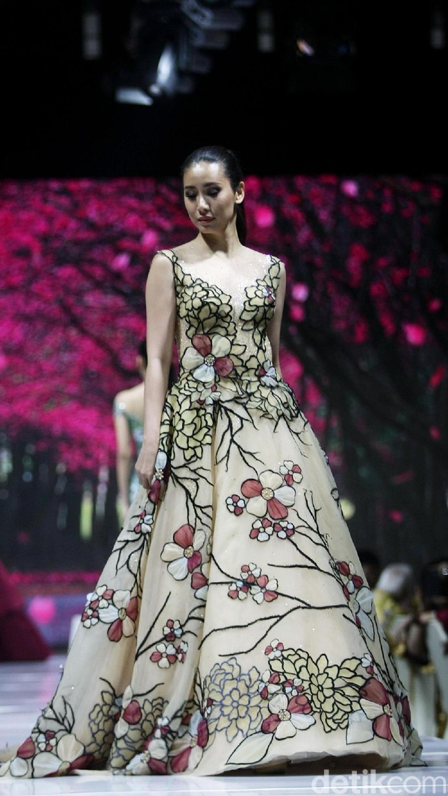 Fashion show Misan Kopaka menampilkan koleksi busana yang bertemakan Mystical Spring Secret’ di Holiday Inn, Kemayoran, Jakarta, Jumat (23/2/2018). (Foto: Mohammad Abduh/Wolipop)