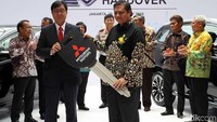 CEO Mitsubishi Motors Osamu Masuko secara simbolis menyerahkan kunci kepada Menteri Perindustrian Airlangga Hartarto.
