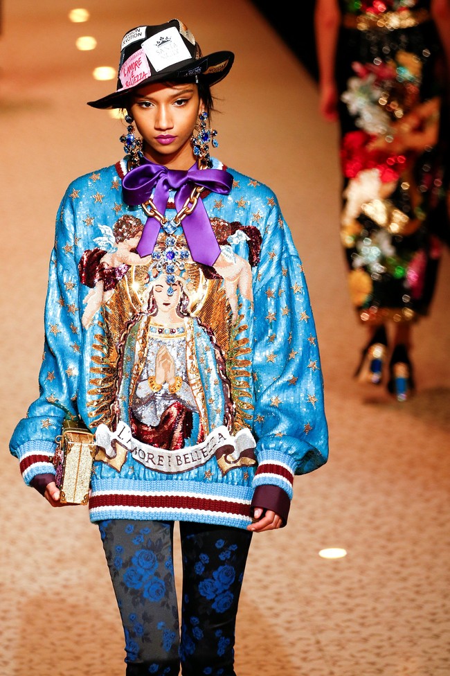 Simbol-simbol gereja masih menjadi inspirasi. Namun, mereka menghadirkannya secara playful dengan permainan tabrak motif hingga bordiran-bordiran jenaka. (Foto: REUTERS/Tony Gentile)