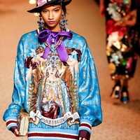 Simbol-simbol gereja masih menjadi inspirasi. Namun, mereka menghadirkannya secara playful dengan permainan tabrak motif hingga bordiran-bordiran jenaka. (Foto: REUTERS/Tony Gentile)