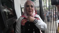 Dari penangkapan tersebut, polisi mengamankan beberapa barang bukti berupa sabu, alat isap, alumunium foil, timbangan digital dan beberapa telepon genggam.