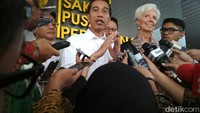 Jokowi lalu mengajak Lagarde untuk meninjau sistem operasional Kartu Indonesia Sehat (KIS) di RSPP. Saat tengah melakukan pengecekan, Jokowi mengajak Lagarde untuk berdiskusi dengan salah satu masyarakat yang memanfaatkan fasilitas KIS (Foto: Hendra Kusuma/detikFinance)