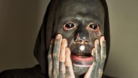 Satu lagi orang yang menato seluruh tubuhnya, yaitu Eli Ink. Tubuhnya dipernuhi tato dengan tinta hitam, begitu juga kedua bola matanya dan bibirnya. (Foto: Instargram/eliinkpiercer)