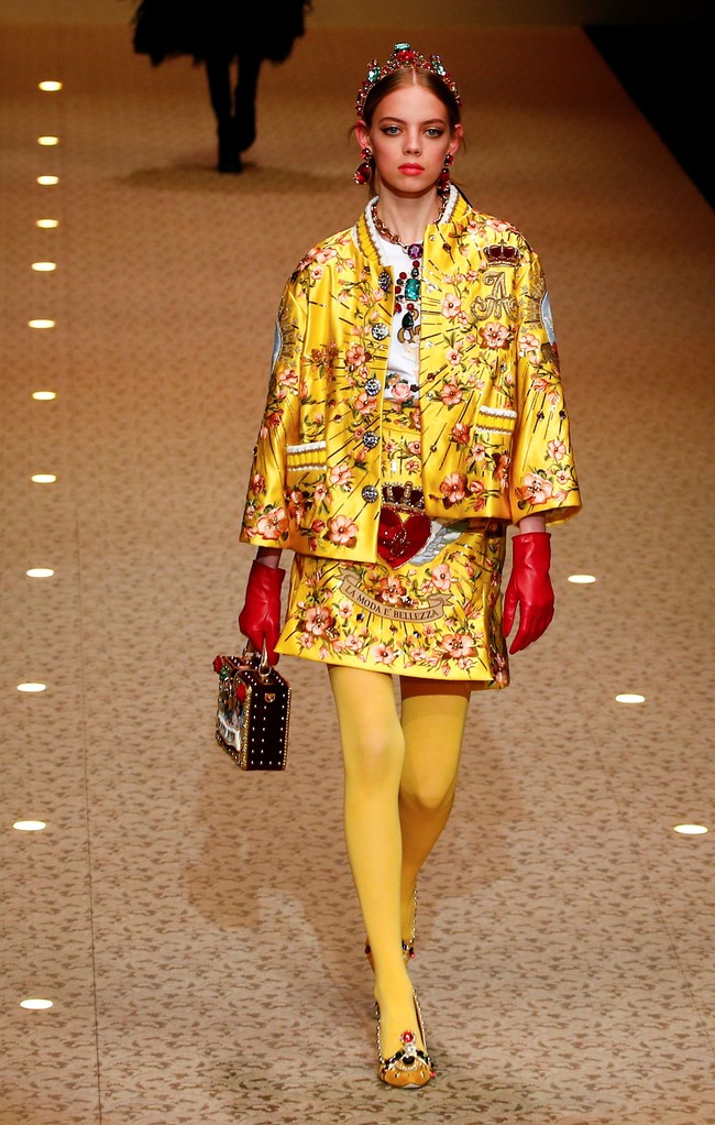 Sebanyak 100 tampilan busana (looks) bernuansa retro dengan citarasa Italia yang penuh warna dan detail mencolok, naik pentas di peragaan tersebut. (Foto: REUTERS/Tony Gentile)