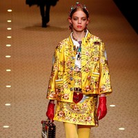 Sebanyak 100 tampilan busana (looks) bernuansa retro dengan citarasa Italia yang penuh warna dan detail mencolok, naik pentas di peragaan tersebut. (Foto: REUTERS/Tony Gentile)