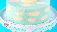 Yang ini kuenya berbentuk bulat dengan dominasi warna biru muda. Tapi di atasnya diberi kue mungil bentuk Gudetama yang warnanya kuning cerah. Foto: @susanne.decochiffon