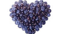 Mau es teh buah yang asam manis? Coba saja buat dengan paduan blackcurrant. Biasanya es teh blackcurrant juga dipadukan dengan blueberry. Slurpp! Foto: iStock