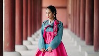 Seoul di Korea Selatan menjadi destinasi liburan pilihan Pevita Pearce. Pevita juga sempat mengenakan pakaian tradisional hanbok khas Korea (pevpearce/Instagram)
