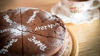 Dreamy Camera Cafe juga terkenal dengan kue cokelatnya yang enak. Ditemani secangkir kopi, dan pemandangan yang indah, membuat kafe ini memiliki daya tariknya sendiri.  Foto: Istimewa