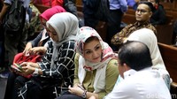 Dalam persidangan kali ini istri Setya Novanto, Deisti Astriani Tagor juga setia hadir menemani sang suami bersidang.