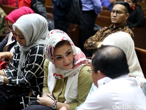 Ny Deisti Mengaku Ajakan Bertemu Elza Syarief Tak Terkait e-KTP