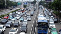 Kendaraan mengular di Tol Jakarta-Tangerang.