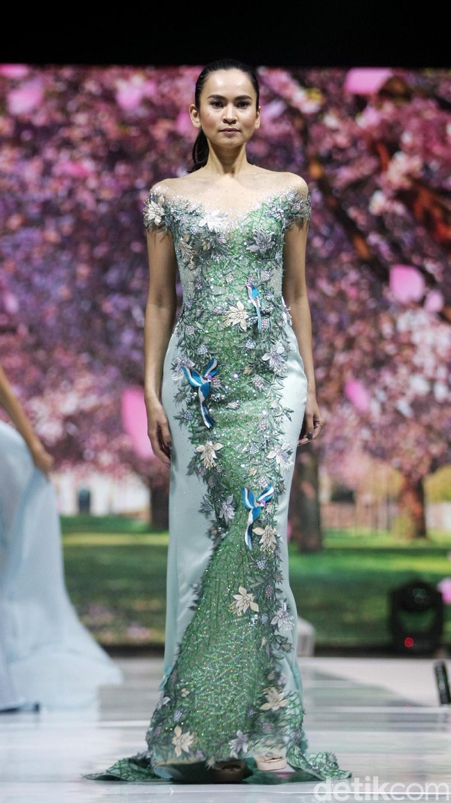Fashion show Misan Kopaka menampilkan koleksi busana yang bertemakan Mystical Spring Secret’ di Holiday Inn, Kemayoran, Jakarta, Jumat (23/2/2018). (Foto: Mohammad Abduh/Wolipop)