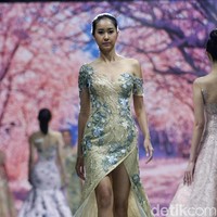 Fashion show Misan Kopaka menampilkan koleksi busana yang bertemakan Mystical Spring Secret’ di Holiday Inn, Kemayoran, Jakarta, Jumat (23/2/2018). (Foto: Mohammad Abduh/Wolipop)