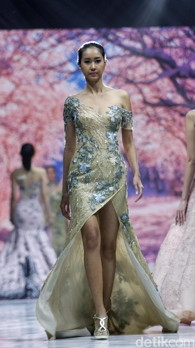 Fashion show Misan Kopaka menampilkan koleksi busana yang bertemakan Mystical Spring Secret’ di Holiday Inn, Kemayoran, Jakarta, Jumat (23/2/2018). (Foto: Mohammad Abduh/Wolipop)