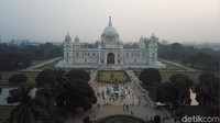 Victoria Memorial Hall akhirnya berdiri setelah 15 tahun sejak 1906 yang dirancang oleh Sir William Emerson. Gedung ini berdiri di atas lahan seluas 259.000 m2, dilengkapi taman-taman indah (Fuad Fariz/detikTravel)