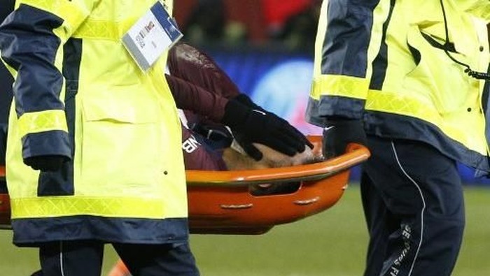 Paris Saint-Germains Brazilian forward Neymar Jr is evacuated on a stretcher during the French L1 football match between Paris Saint-Germain (PSG) and Marseille (OM) at the Parc des Princes in Paris on February 25, 2018.  / AFP PHOTO / GEOFFROY VAN DER HASSELT